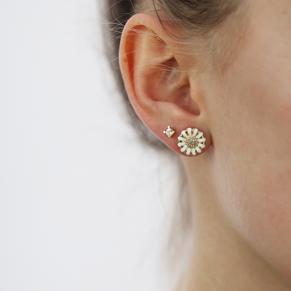 The Daisy, the flower thatsymbolises innocence and purity is celebratedwith thisexceptionally designed stud earrings that feature white petals and Fourteen White Real Topaz Gemstones.  Stud Earrings handcrafted in Sterling Silver and finsihed with a Rhodium Plating.